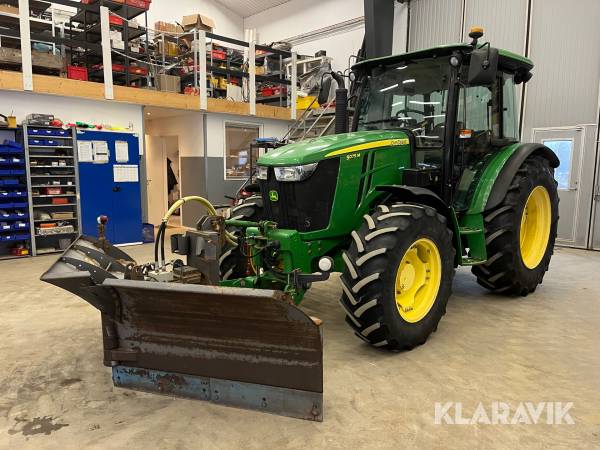 Traktor John Deere 5075M med vikplog