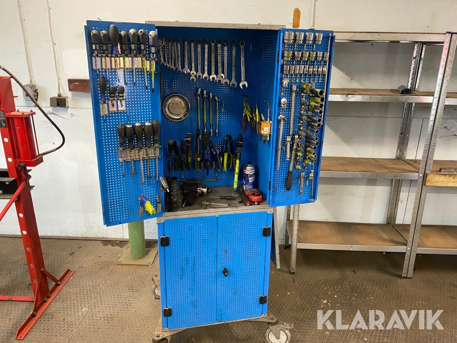 Verktygsskåp med verktyg 