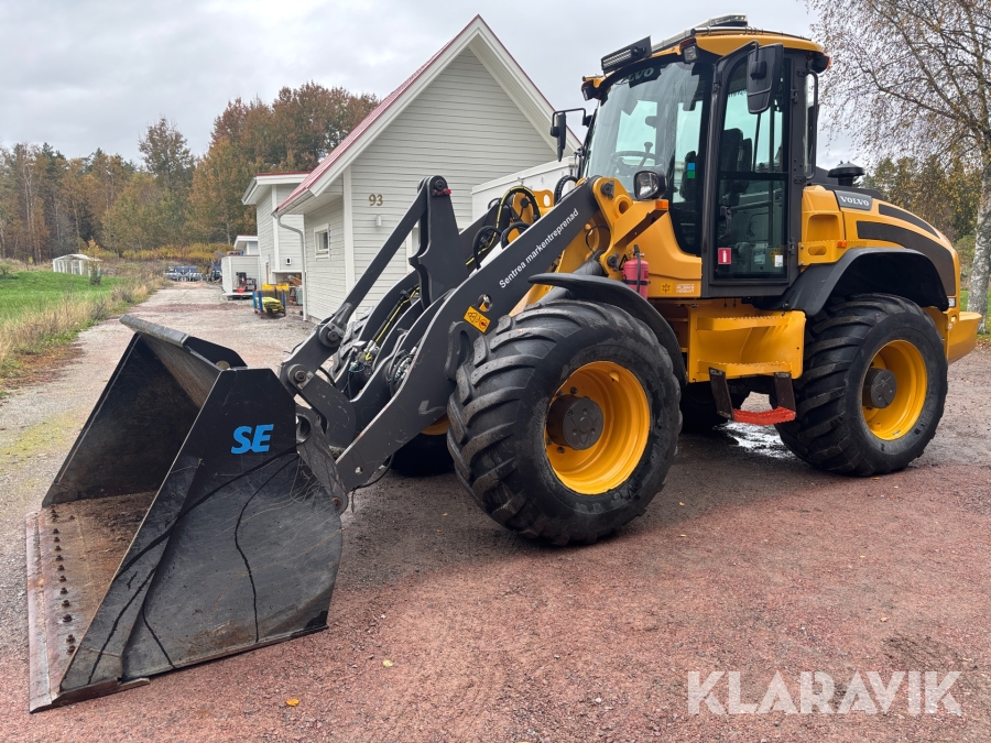 Hjullastare Volvo L50H med plog sandspridare och skopor samt gafflar