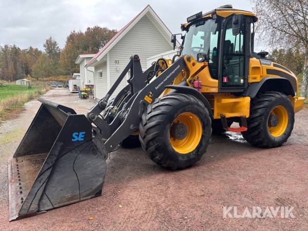 Hjullastare Volvo L50H med plog sandspridare och skopor samt gafflar
