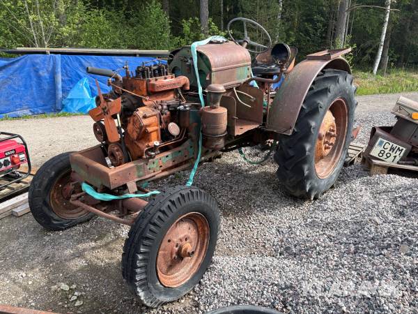 Veterantraktor Bolinder-Munktell BM-230 med extra delar