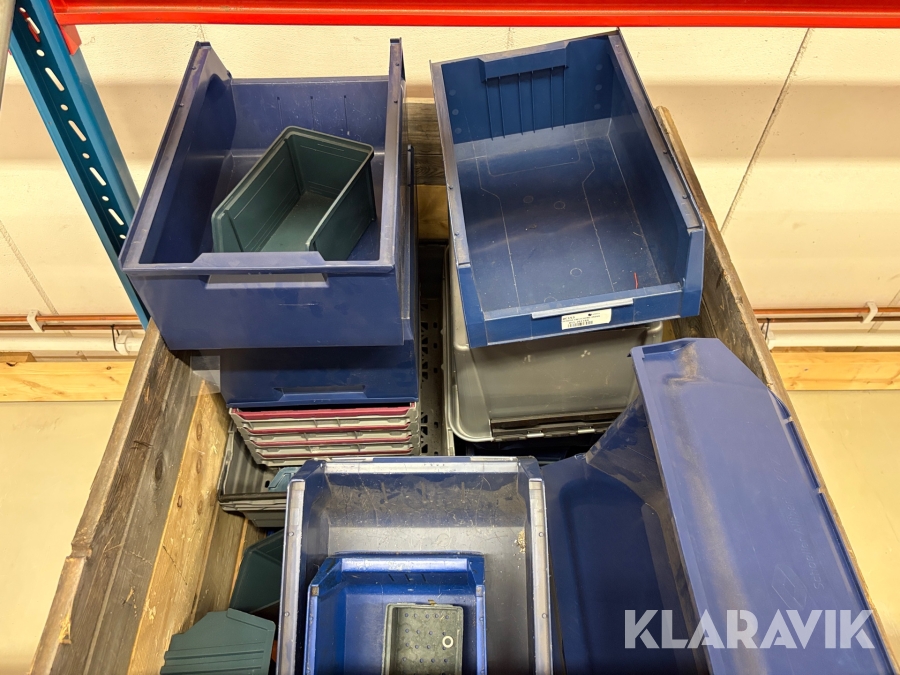 Parti med plastlådor