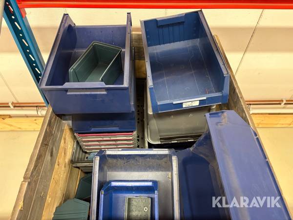 Parti med plastlådor