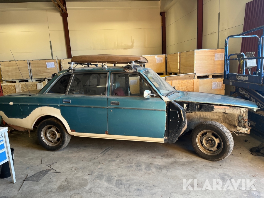 Personbil Volvo 164 E med reservdelar för Volvo 164 och 142