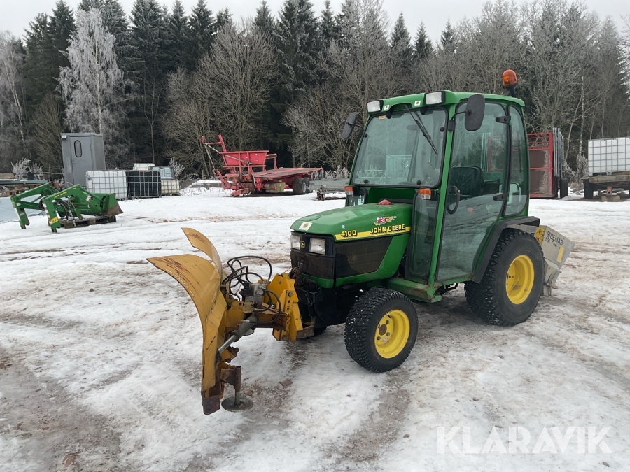 Traktor John Deere 4100 med frontlastare och tillbehör