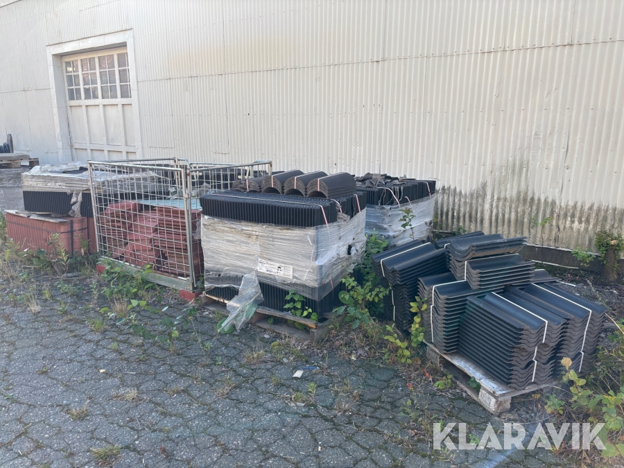 Part med tegelpannor diverse storlekar och färger