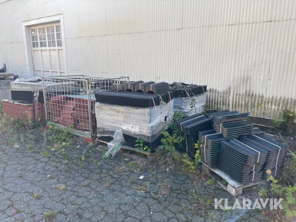 Part med tegelpannor diverse storlekar och färger