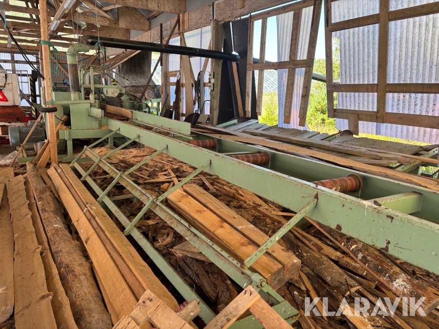 Sågverk Kara F2000 med in och utmatning av virke.