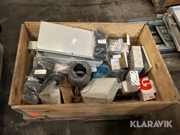 Parti med apparatlådor, brytare, ändavslut mm