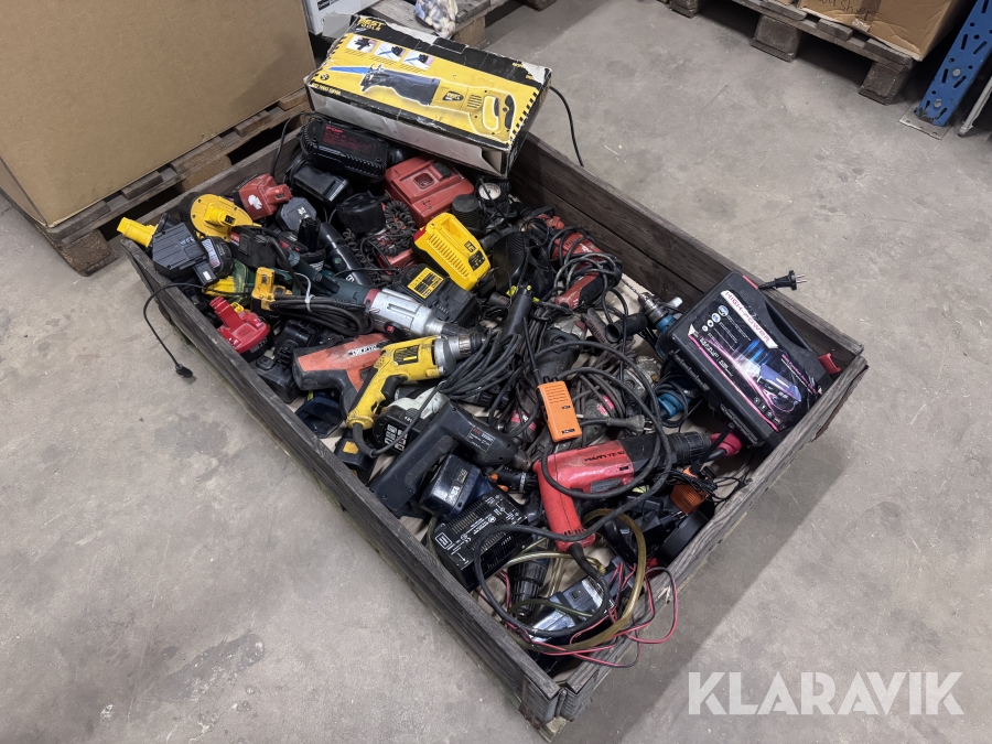 Parti med diverse handverktyg