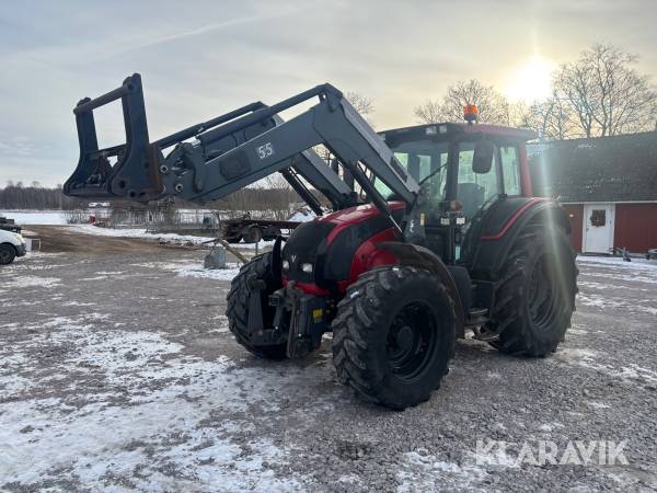 Traktor Valtra N141 med frontlastare och frontlyft