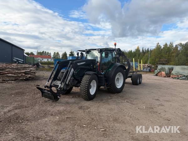 Traktor Valtra N154E Versu TwinTrac med timmervagn 