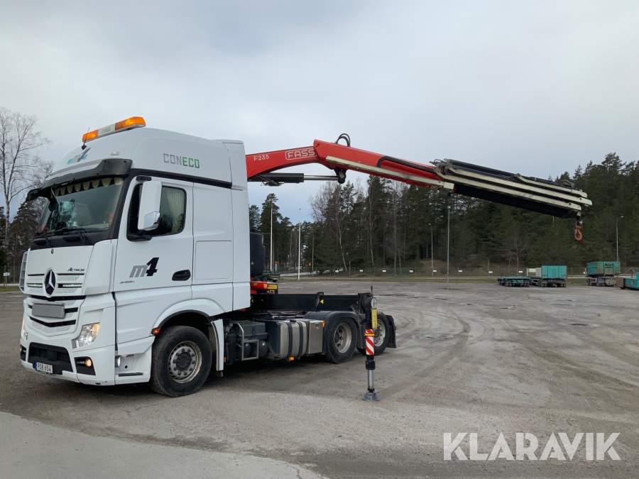 Dragbil Mercedes-Benz Actros 2551 med kran