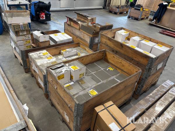 Diverse bandad spik Dewalt - Totalt 5 pallar