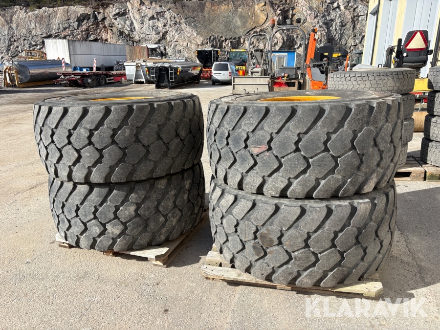 Entreprenaddäck 4 st Michelin med fälg