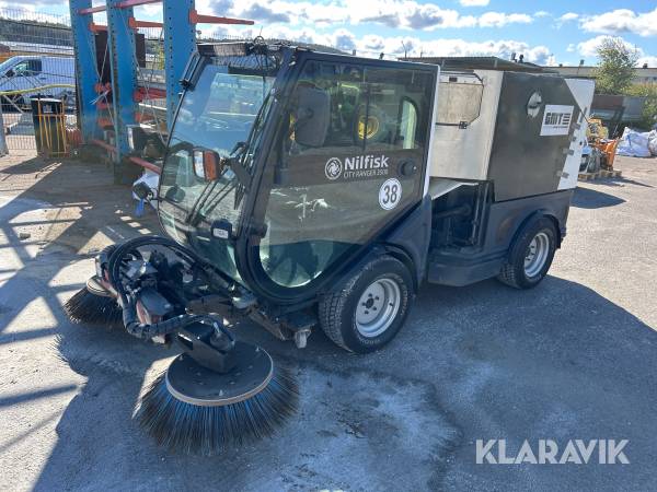 Sopmaskin Nilfisk City Ranger 3500 med plog, spridare & lyft