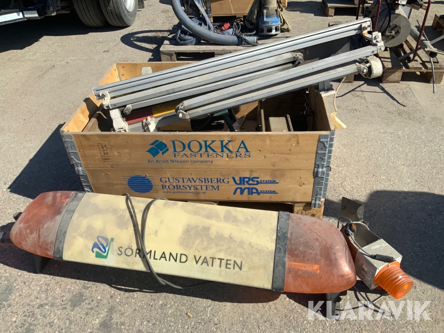 Slipar 2st och varnings skyltar, Katrineholm, Klaravik aukti