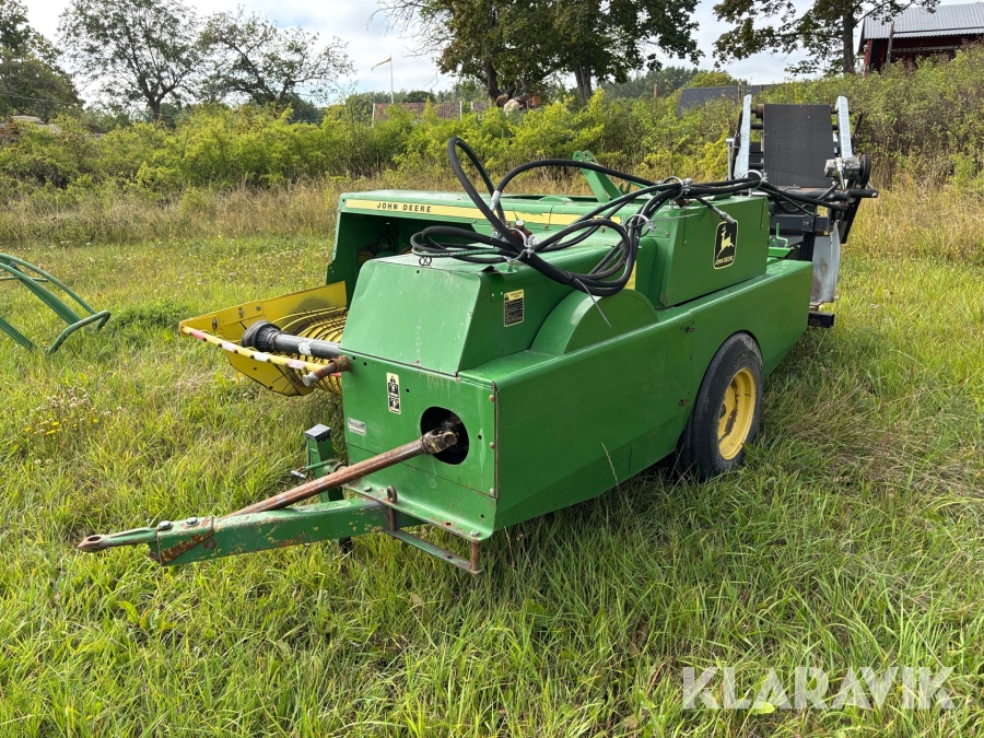 Småbalspress John Deere 330 med balkastare