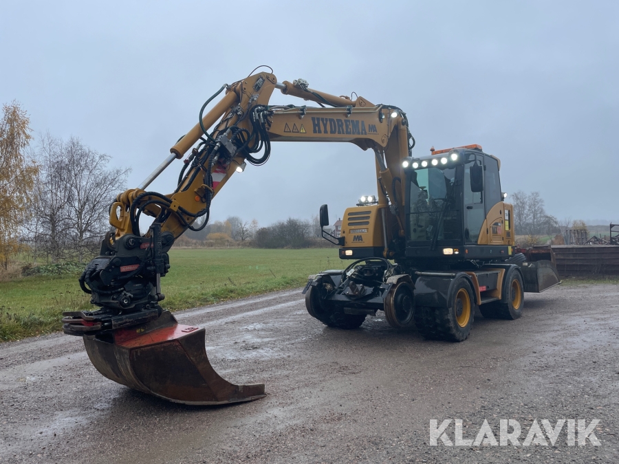 Grävmaskin Hydrema MX16Rail spårgående med flera redskap och tillhörande grusbalja
