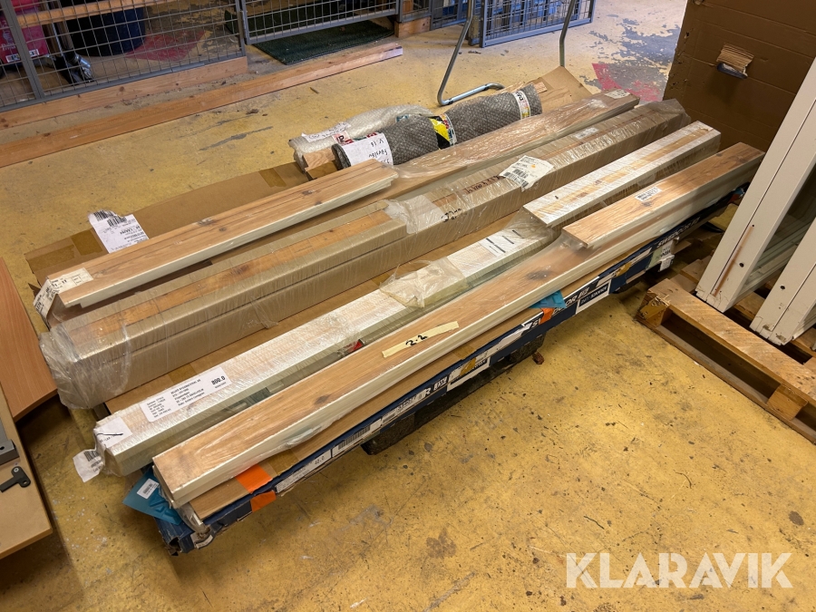 Parti med dörrar och karmar i olika dimensioner