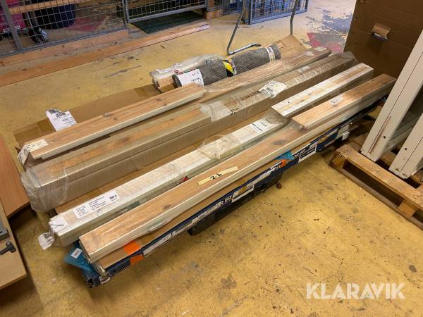 Parti med dörrar och karmar i olika dimensioner