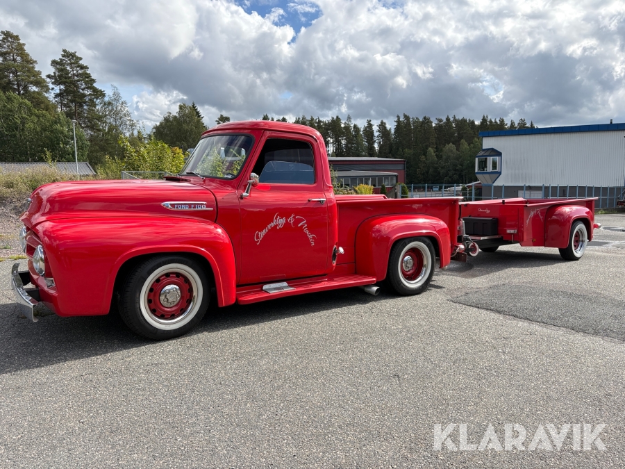 Pickup Ford F100 med släpkärra