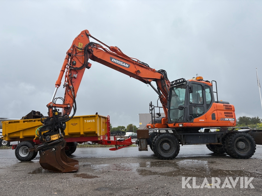 Grävmaskin Doosan DX160W med vagn och flera redskap