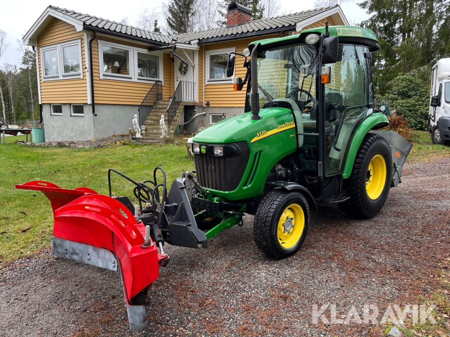 Snötraktor John Deere 3720 med vikplog och sandspridare