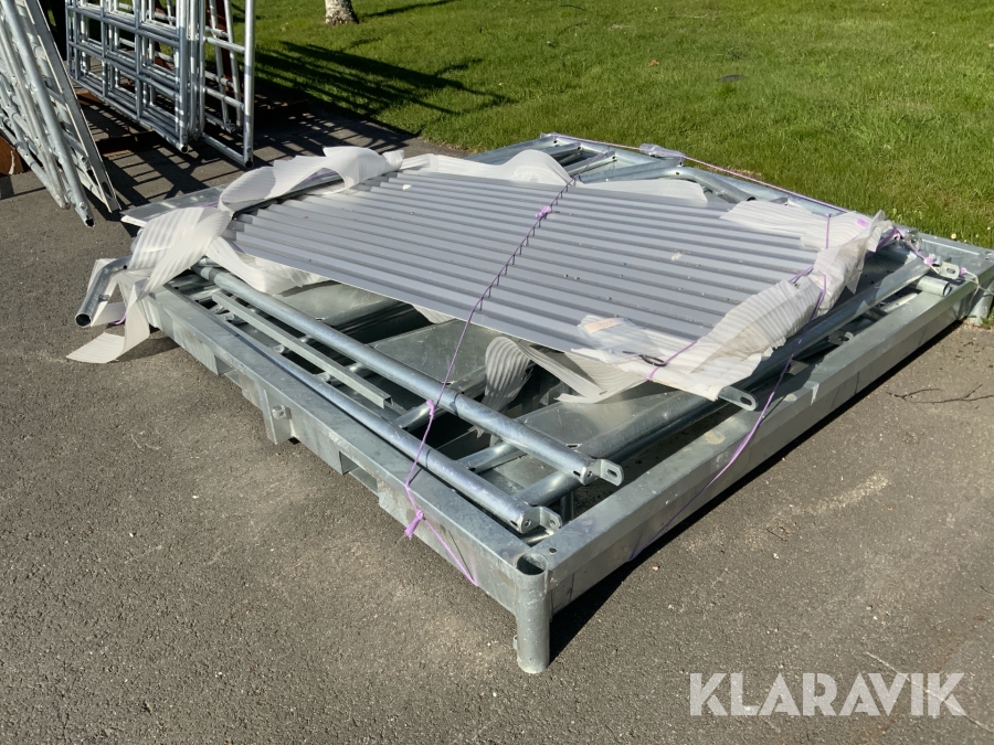 Foderhäck med tak och täckta bogstöd för häst Kellfri