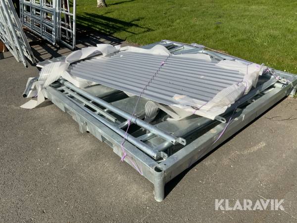 Foderhäck med tak och täckta bogstöd för häst Kellfri