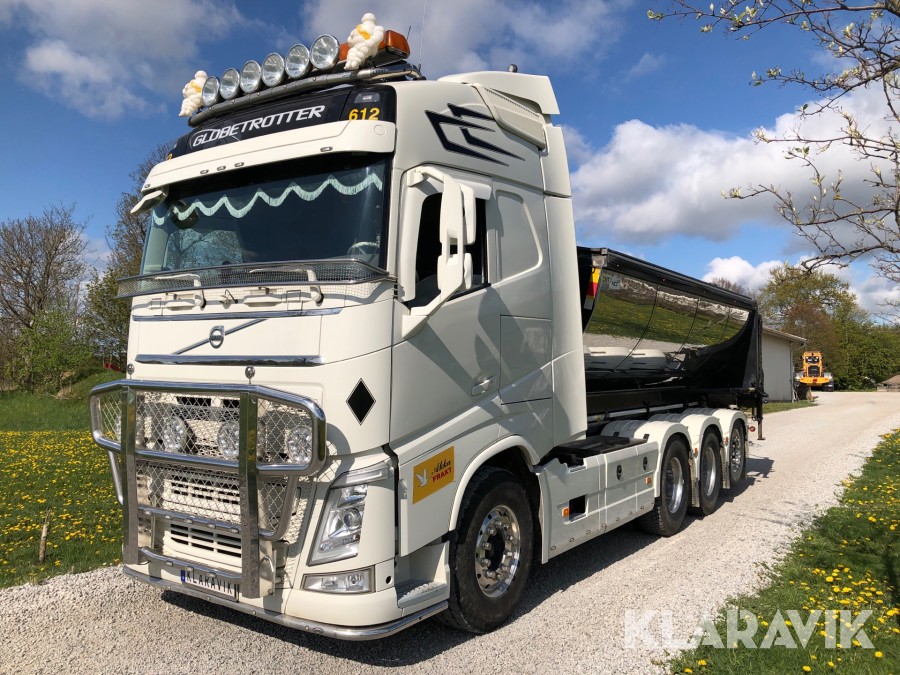 Lastbil Volvo FH13 med spriderflak och Sprider M-25