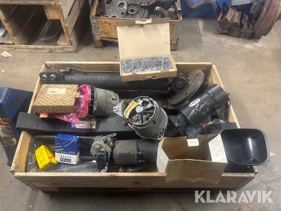 Låda med diverse bla startmotorer, generatorer, hyttmotor m.m
