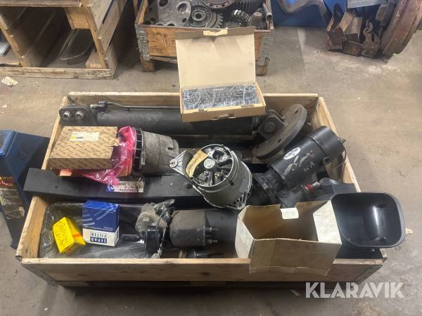 Låda med diverse bla startmotorer, generatorer, hyttmotor m.m