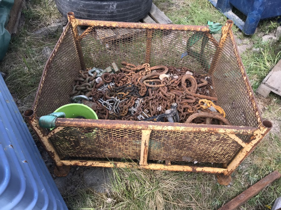 Stålhäck med div lyftutrustning 