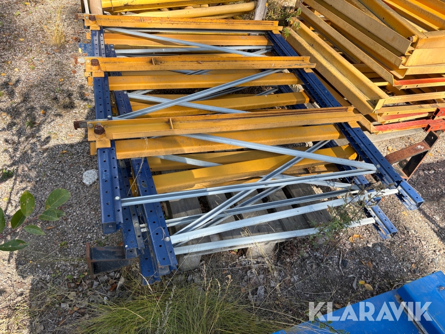 Väggmonterat Pallstelage med utdragsenheter för sj pallar