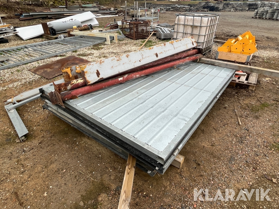 Dubbla vikportar med karm och dörringång  