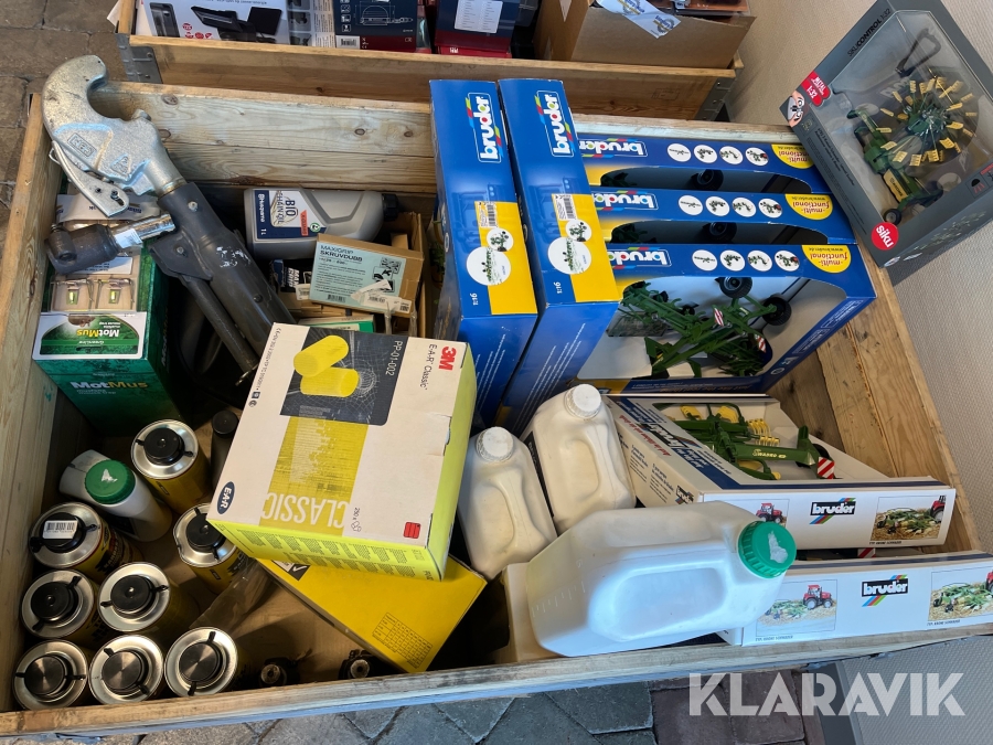 Pall med leksaker, oljor, skruvdubb, kraftuttagsaxlar Bruder, 3M Med Mera