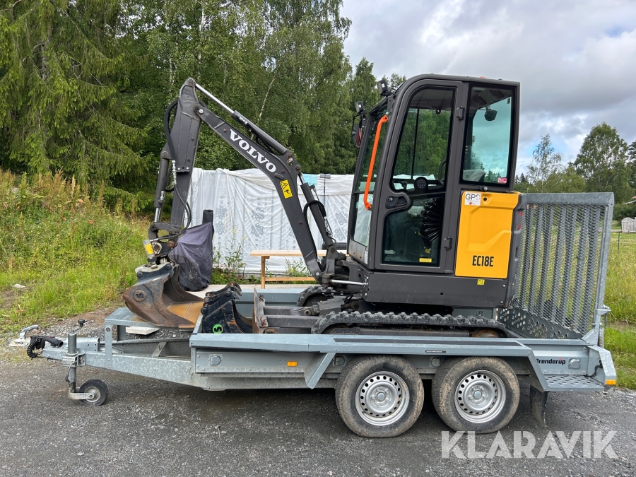 Grävmaskin Volvo EC18E på trailer med 3 skopor