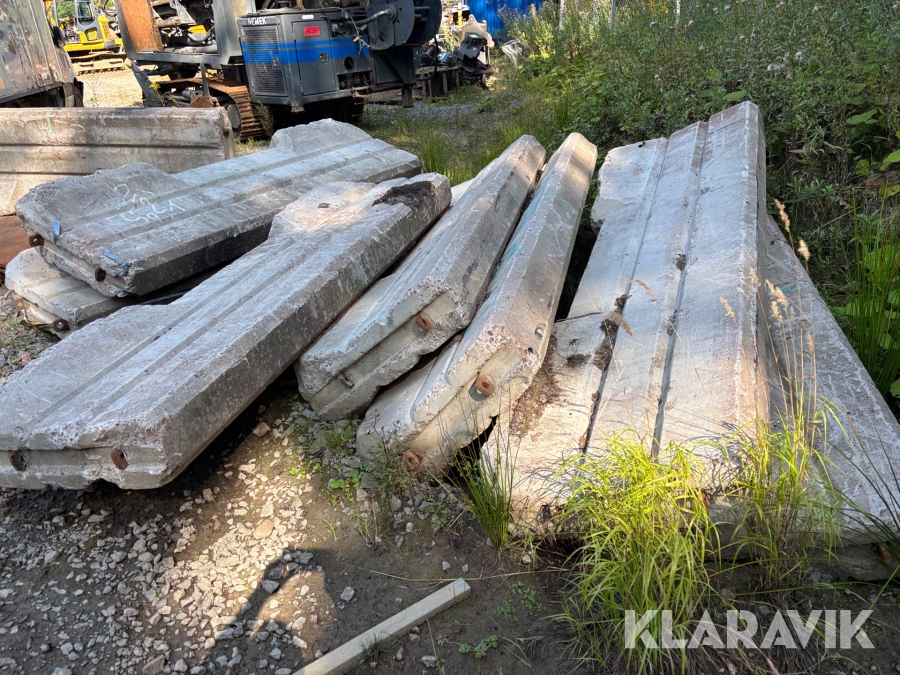 Parti med betongbarriärer 8st