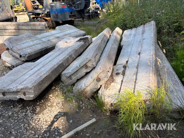 Parti med betongbarriärer 8st