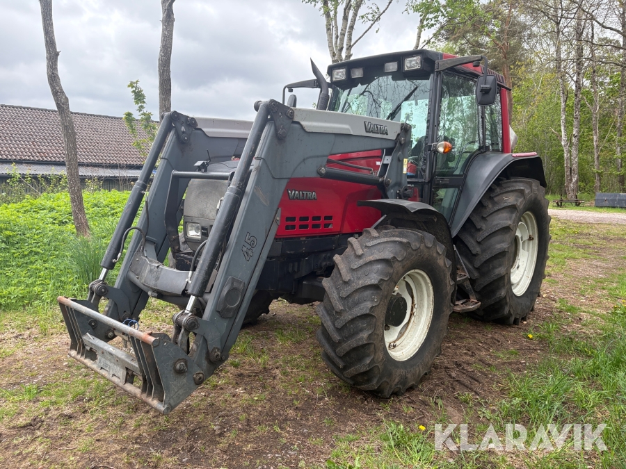 Traktor Valtra 6250 med frontlastare och 2 redskap