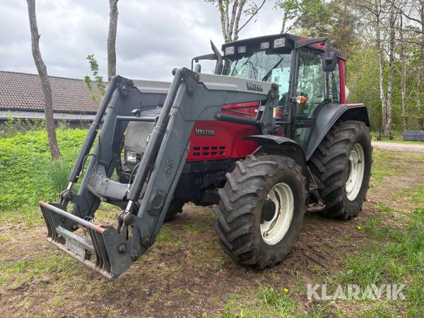 Traktor Valtra 6250 med frontlastare och 2 redskap