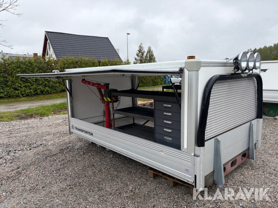 Glasfiberskåp Autokaross Floby med svängbar kran och verktygsinredning