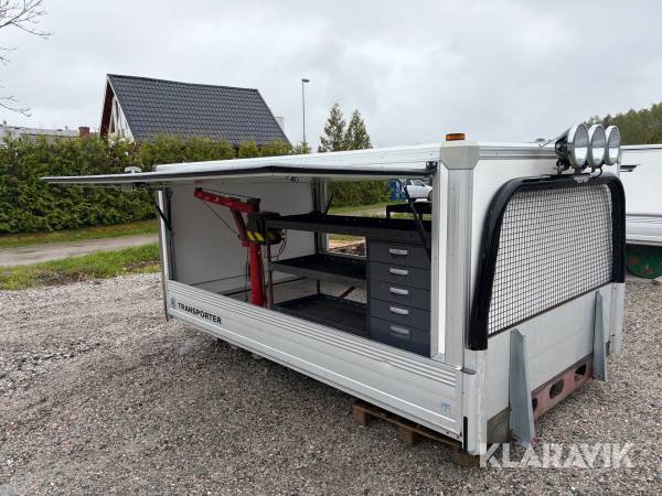 Glasfiberskåp Autokaross Floby med svängbar kran och verktygsinredning