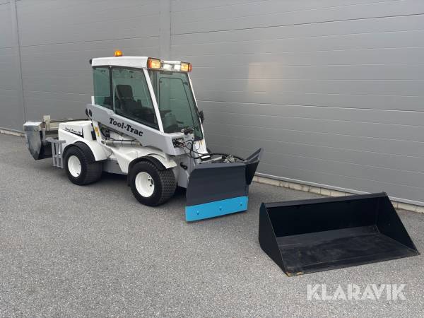 Redskapsbärare Timan Tool-Trac 245 med vikplog och sandspridare och skopa