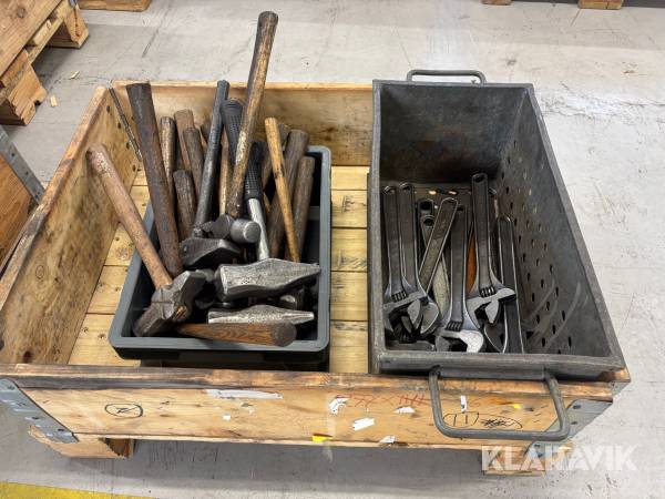 Parti med hammare och skiftnycklar