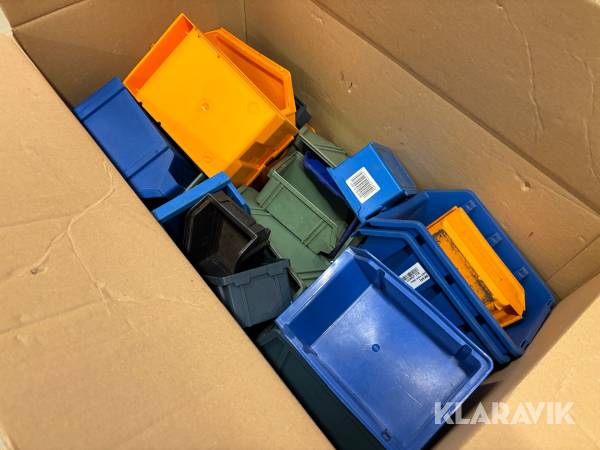 Parti med plastlådor