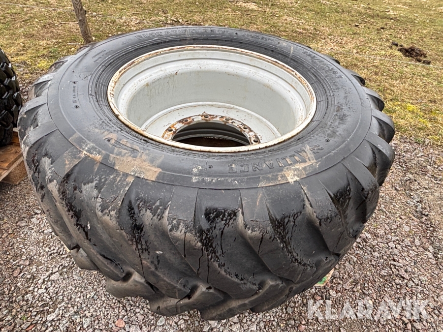Däck med fälg till traktorgrävare Alliance 600/60-30.5 1st