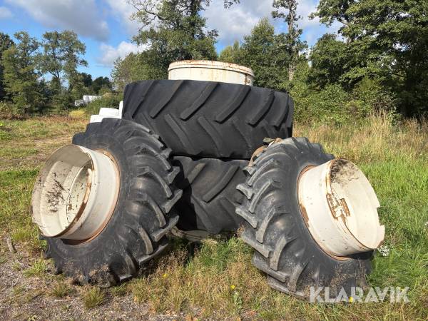 Dubbelmontage Goodyear, Peltas 710/R38, 16.9-28 fram och bak 4 st