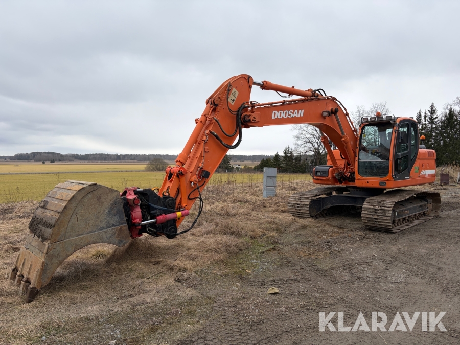 Grävmaskin Doosan DX180LC med tiltrotator och redskap